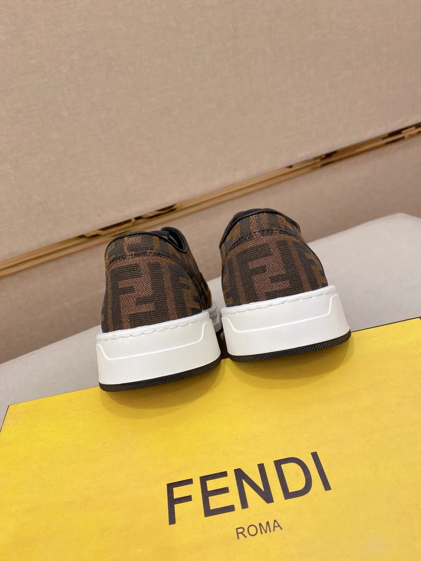 Men's shoes 💰 420💰 (FENDI) New high-top 👊🏻 upper 🇮🇹 imported cowhide fabric 🇩🇪 lining imported sheepskin lining. The original outsole is molded to highlight the identity of every man, and the upper foot is stable and stable🚶🏻🚶🏻The high-end custom counters reproduce the original version📯No matter the wind or rain, the shoe last remains unchanged and can withstand the verification of time🔍️,🔵 Size: 38-44 (45 is custom-made and cannot be returned or exchanged